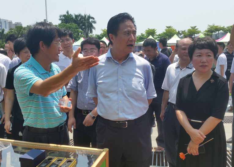 省委书记罗保铭在省教育厅厅长曹献坤的陪同下参观jiuzhou（中国）2016年职业教育活动周展区